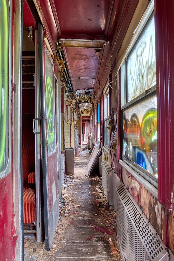 HDR urbex trein train chemin de fer Junkyard urban graffiti oldtimer junk decay vervallen abandoned abondonne vandalisme